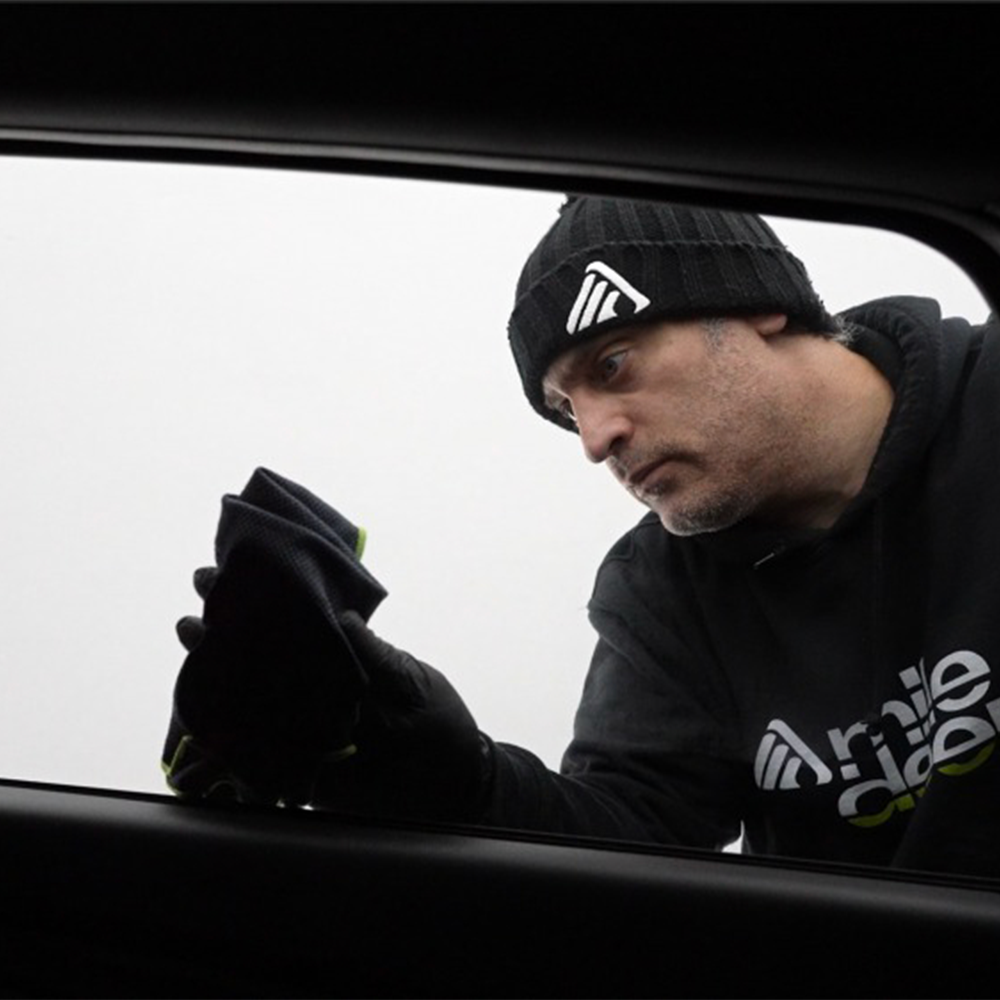 logo knitted beanie (black) on man